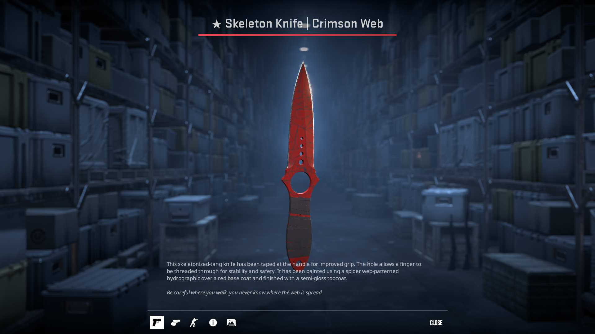 Skeleton Knife | Crimson Web Skin mit rotem Spinnennetzmuster, auf einem dunklen Hintergrund